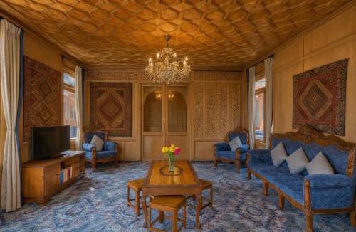 Dal Lake Hotel | Best View Group Of Houseboats