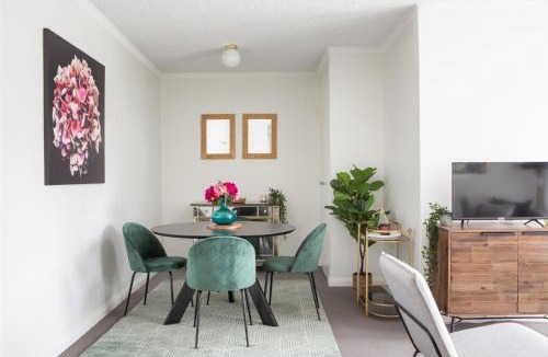 Lane Cove Apartment | Sunny Apartment in Quiet and Green Neighbourhood
