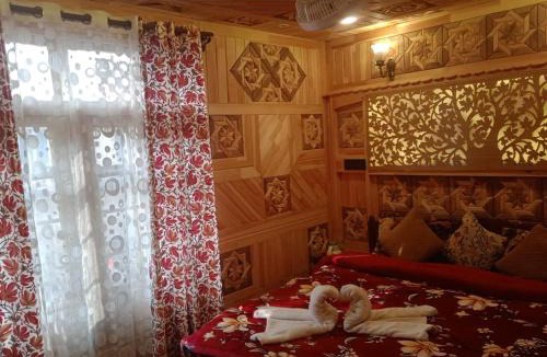 Dal Lake Cabin | Houseboat Quebec