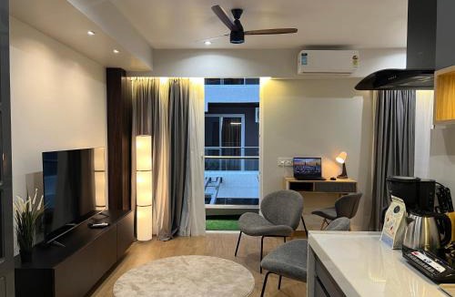 Viman Nagar Apartment | Stay Vista - Neon homeotel - 1 km from Airport