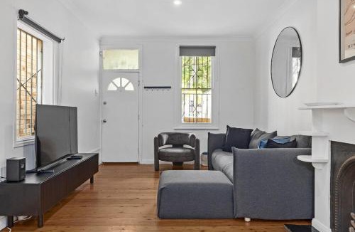 Chippendale Apartment | 3BR Home with Outdoor Dining Near Central Station