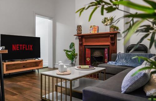Chippendale Apartment | Spacious 4 Bedroom House Darling Harbour-10 Guests