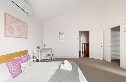 Bexley House | Simple No-Frills Double Room with Ensuite Bathroom & Air Conditioning in Bexley
