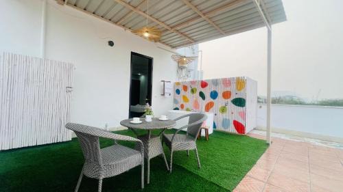DLF Phase 3 Apartment | BluO Penthouse - DLF CyberCity, BathTub - Terrace & Garden #staycation Gurgaon