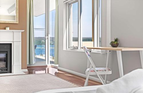 Caringbah South House | Deluxe Waterfront Queen Room in Caringbah South - Gorgeous Views All Around - Shared Bathroom