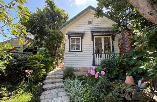 Waverton Hotel | The Bath House - Cozy Luxe Garden Cottage near CBD