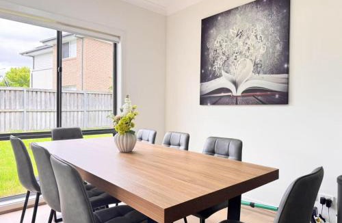 Penrith Villa | 6 Bedroom Corporate and Group Accommodation Penrith Sleeps 12 Flexible Stay
