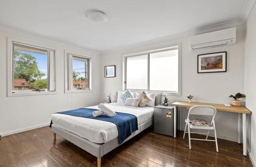 Panania House | Luxe Ensuite Queen Room in Panania - Nearby Station