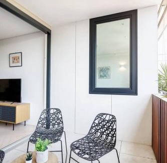 Alexandria Apartment | 'The Fern' Light-Filled Urban Retreat near Dining