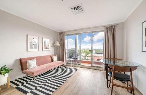 Newtown Apartment | 'Georgina' Mid-Century Modern Poolside Stay