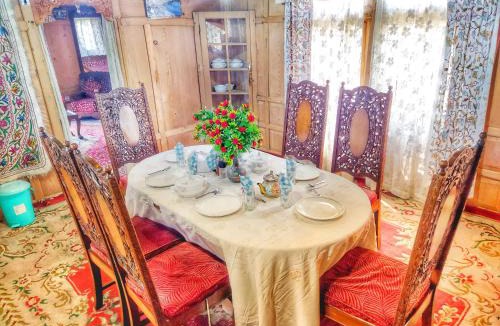 Dal Lake Boat Rental | Raja's Palace Houseboat - Kashmir