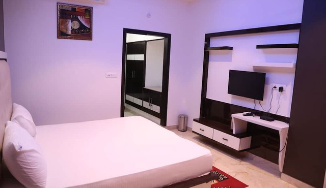 Hotel Dhanraj Palace