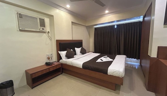 Hotel Lucky Near Nesco