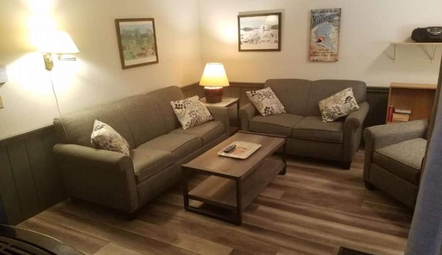 ☆ SKI ON/OFF! ☆ Spruce Glen 4 acre Retreat on Great Eastern Trail in Killington