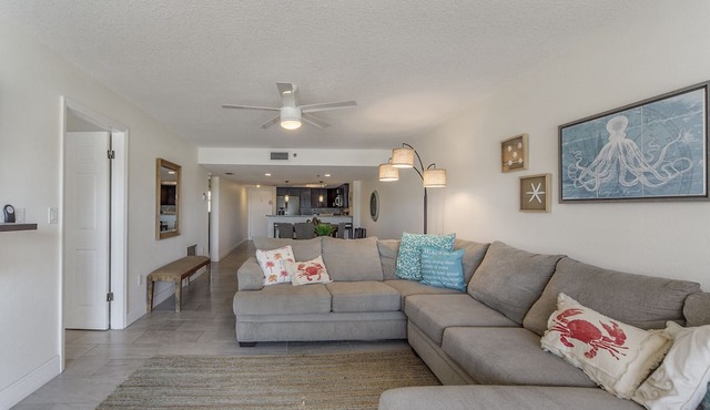 John's Pass Updated 2B/2B - Beach Place #102 in Madeira Beach