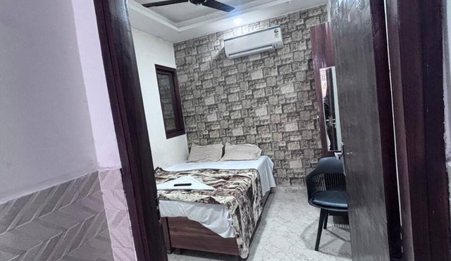 Shree Ji Hotel Stay Room