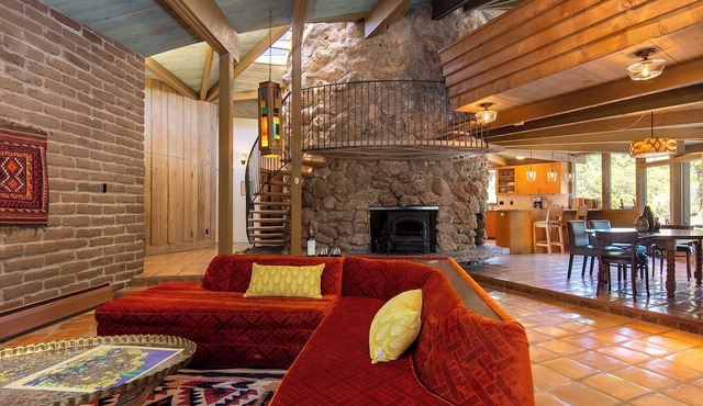Private home along Pojoaque Creek, perfect for Families, Reunions & Getaways!