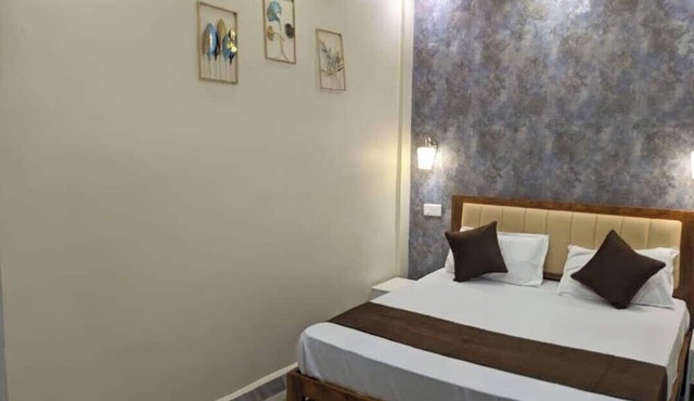 Charming 7-bedroom hotel with AC in peaceful Prayagraj