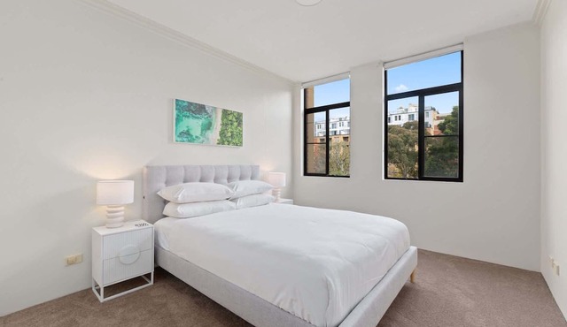 Bright 2-Bed Retreat Near Darling Harbour