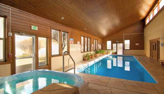 Fort Marcy 59 | Walk to Plaza | Kiva Fireplace | Full Kitchen | Hot Tub | Pool in Santa Fe