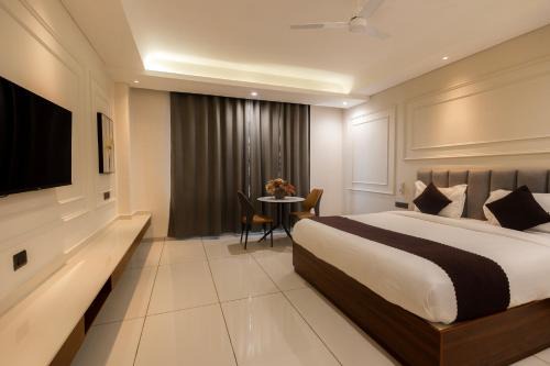 Maniratnam Hotel And Resort