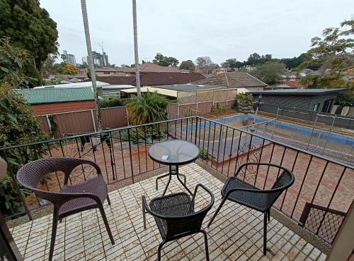 Comfortable Queen Room with Private Balcony - Train Station - CP12