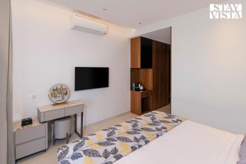 StayVista at Sunset Crest with Infinity Pool, Lawn