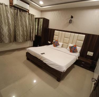 Crown Hotel Aadoree - Near Mumbai Airport, BKC Visa Consultant , Jio Convention Centre in Mumbai