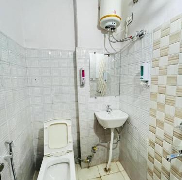 Hotel Blueberry - Noida sector 34 Metro