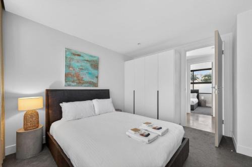 Cosy 3BR Apt with Balcony & Parking in Coogee