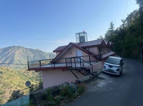 Yalisha Shimla with valley views with parking