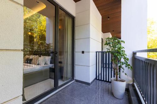 Liv Regalia-Luxora Stays near Galleria Market