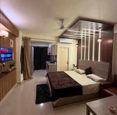 Studio near Metro Couples Friendly Parking WiFi
