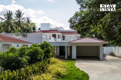 StayVista at Villa Aruna with Board Games, AC