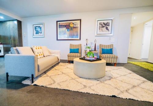 Luxury 2 BR , Pool Gym Parking Sydney CBD getaway