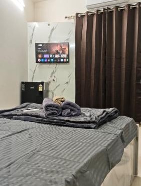 Skyline Haven Balcony Near airport Couple friendly