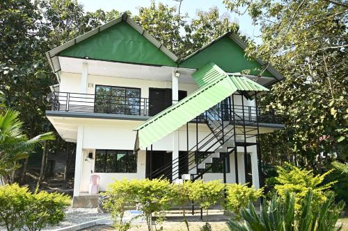 7th Mile Resort