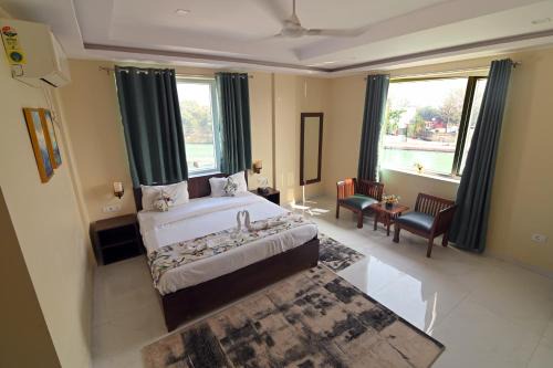 Jaswinder Bhawan - By The Ganges