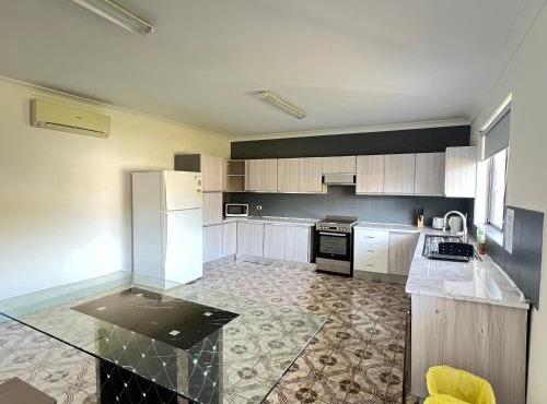Spacious Queen Room in Lurnea - L3