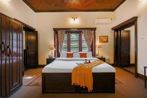SaffronStays Awakening, Srinagar - Heritage family suite, Khattamband ceilings, lawns, Kashmiri cuisine-near Jhelum & airport