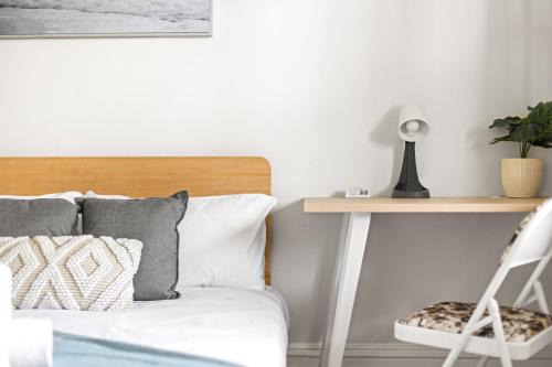 Charming Double Room - Prime Location in Carlton Supermarkets Nearby for Convenience - Shared Bathroom