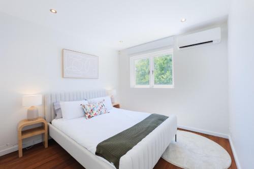2 Bedroom Renovated Cottage - 1 Stop to Central